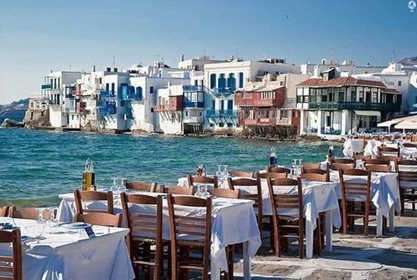 Кафе на побережье острова Миконос, Греция