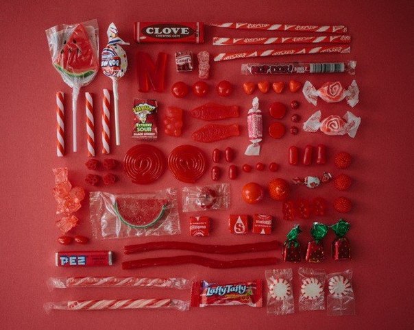 Фотограф Эмили Блинко (Emily Blincoe) из Техаса придумала красивую "Сахарную серию". Все конфеты и сладости собраны в единой цветовой гамме.