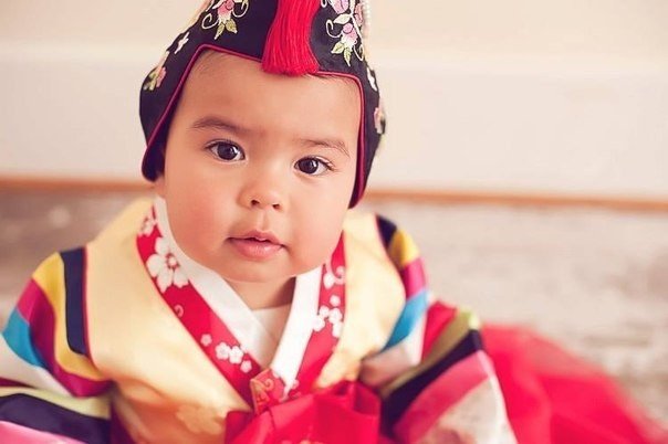 В Южной Корее 9 месяцев, проведённых в утробе матери, официально зачитываются в возраст человека, а потому любой кореец по паспорту старше своих фактических ровесников из других стран. Эта особенность уходит корнями в религиозные традиции буддизма и конфуцианства.