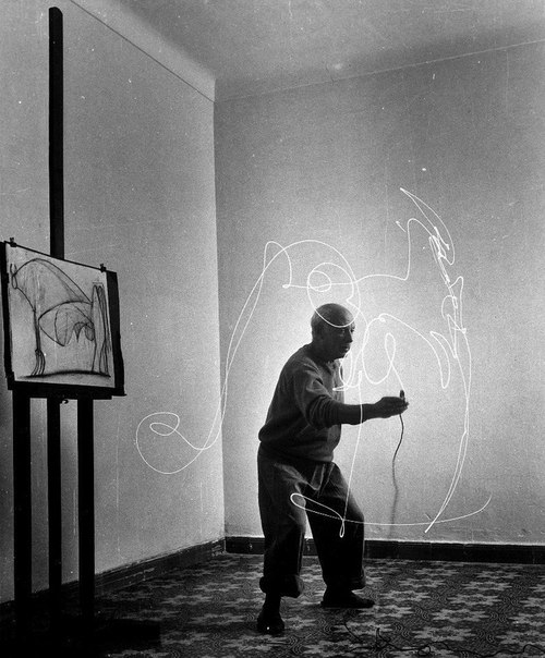Пабло Пикассо осваивает рисование светом. Фотограф Gjon Mili, 1949