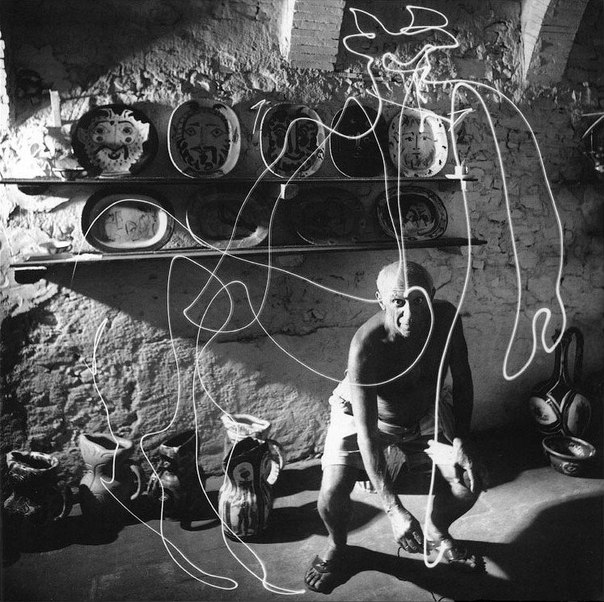 Пабло Пикассо осваивает рисование светом. Фотограф Gjon Mili, 1949