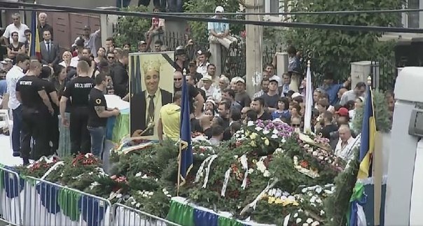 Похороны «короля всех цыган» Флорина Чоабы, Сибиу, Румыния. 58-летний Чоаба скончался 18 августа в Турции от сердечного приступа.