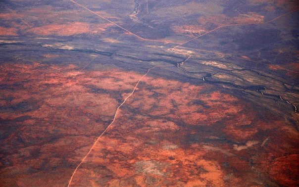 Австралийский аутбэк – это отдаленные и пустынные области, одно из самых засушливых мест на Земле. Однако с воздуха аутбэк выглядит довольно красиво.