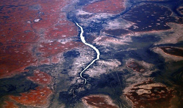 Австралийский аутбэк – это отдаленные и пустынные области, одно из самых засушливых мест на Земле. Однако с воздуха аутбэк выглядит довольно красиво.