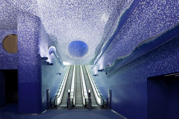 Станция метро "Толедо" в Неаполе. Дизайн станции был разработан архитектором Оскаром Тускетсом, он органично покрыл итальянскую подземку мозаикой лазурного и белого цветов, создав иллюзию снежного царства.