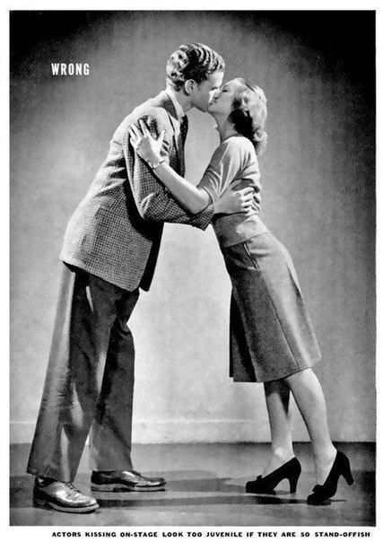 В военное время, в 1942 году, американский журнал Лайф всерьез беспокоился за половое воспитание своих читателей и опубликовал мини мастер-класс, обучающий тогдашнюю молодежь правильно целоваться.