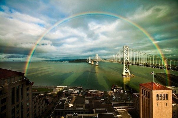 Радуга в Сан-Франциско над мостом Bay Bridge.