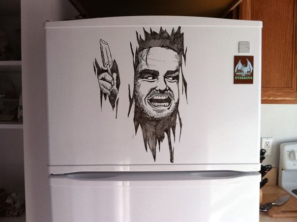 Каждую пятницу американский иллюстратор и дизайнер Чарли Лейтон делает на своем холодильнике новый забавный рисунок. На создание каждого из этих «маркерных шедевров» у Чарли уходит около 20-30 минут.