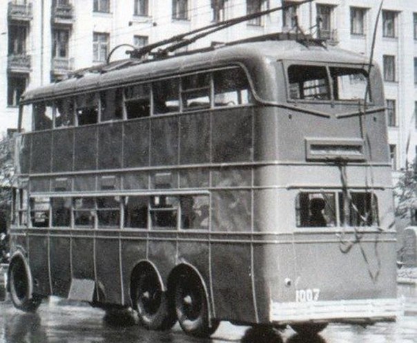 В 1939 году по улицам Москвы ездили двухэтажные троллейбусы ЯТБ-3.
