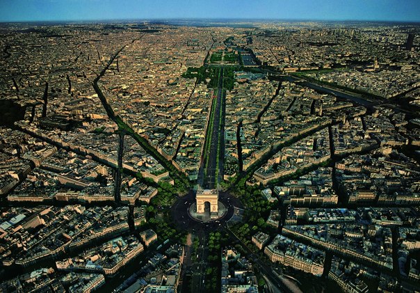 Триумфальная арка на площади Шарль-де-Голля в Париже с высоты птичьего полета
