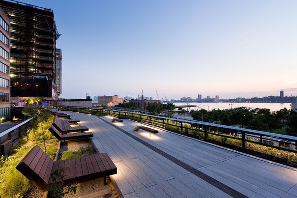 Хай-Лайн (The High Line) – парк на Манхэттене на высоте около 10 метров от поверхности земли, обустроенный на месте надземной железной дороги. После ее закрытия в 1980 году неоднократно поднимался вопрос о ее разборе, но в итоге было решено превратить ее в парковую аллею. Первая секция была открыта в 2009 году, и строительные работы продолжаются. На сегодняшний момент аллея протянулась на более чем 2 км