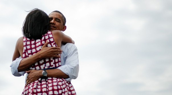 Барак Обама обнимает свою жену Мишель во время предвыборной кампании на пост президента США.