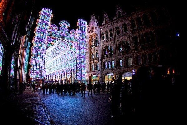 Световая инсталляция из 55000 лампочек в Бельгии