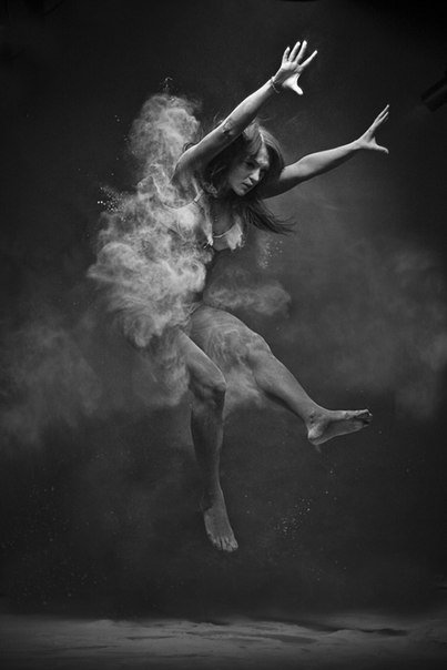 В этой серии черно-белых фотографий, украинский фотограф Антон Сурков создал коллекцию чувств и переживаний.