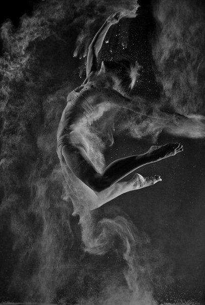В этой серии черно-белых фотографий, украинский фотограф Антон Сурков создал коллекцию чувств и переживаний.