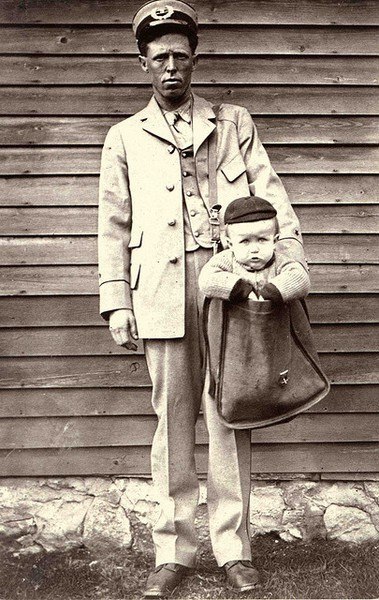 После создания в США в 1913 году почтовой службы двое детей были отправлены по месту назначения. Почтовые марки были наклеены на их одежду. Узнав об этом, главный почтмейстер быстро издал постановление, запрещающее отправку детей по почте.