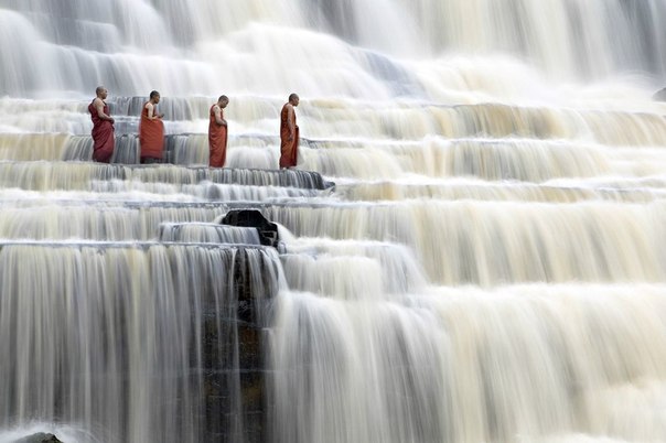 Монахи на водопаде Pongour, Вьетнам.
