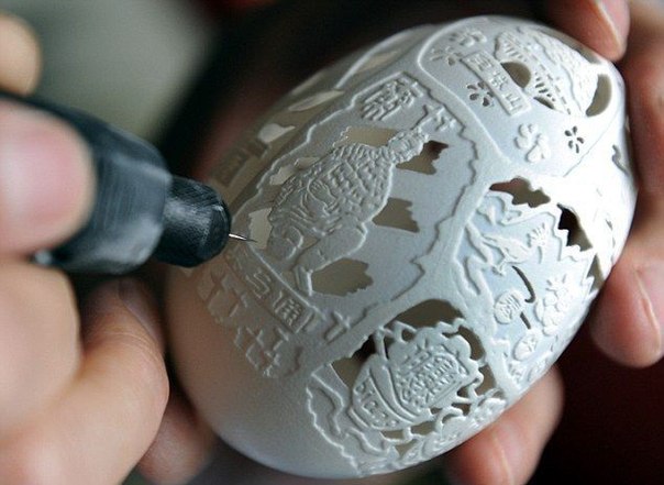 Китайский художник Вэнь Фулянь создает удивительные скульптуры из яичной скорлупы.