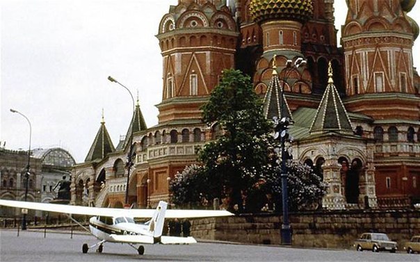 28 мая 1987 года 18-летний немец Матиас Руст приземлился на своем самолете «Сессна» на Красной площади в Москве. Этот случай расценили, как полный провал ПВО Советского Союза.