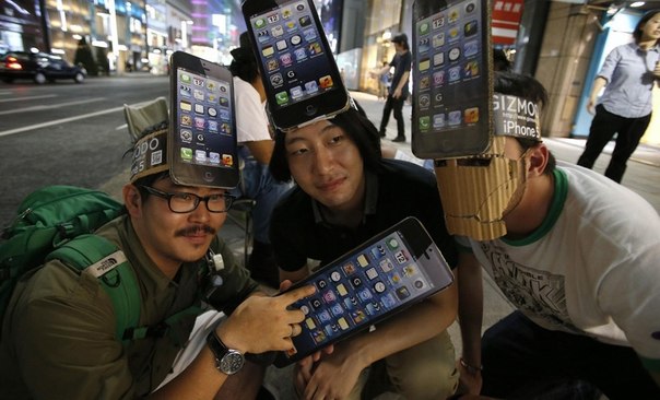 Японцы ожидают открытия магазина Apple Store, чтобы приобрести новенький iPhone 5 первыми, Токио, Япония.