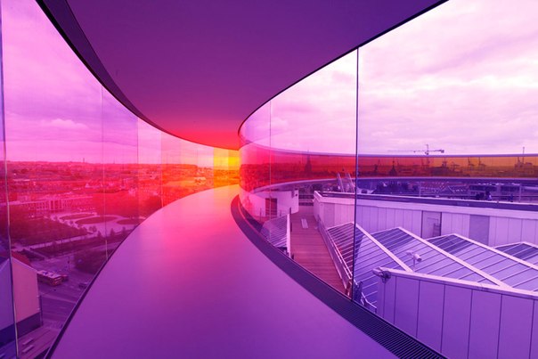 Если вы мечтали прогуляться по радуге, то вам самое время отправиться в датский город Орхус, где в местном художественном музее «ARoS» художник Олафур Элиассон создал уникальную конструкцию. Сооружение, под названием «Ваша радужная панорама», расположено над крышей музея и состоит из цветных стекол радужных оттенков.