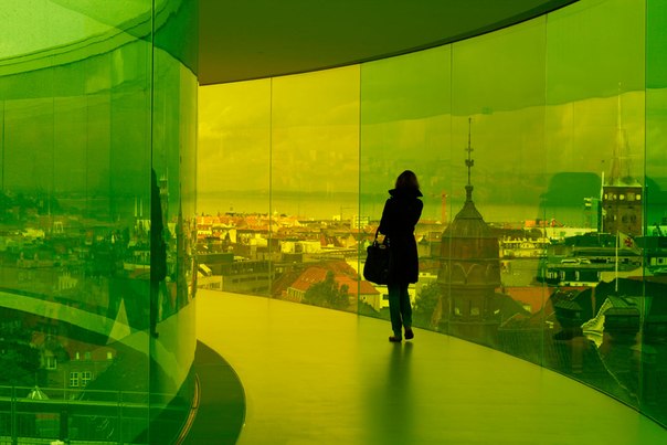 Если вы мечтали прогуляться по радуге, то вам самое время отправиться в датский город Орхус, где в местном художественном музее «ARoS» художник Олафур Элиассон создал уникальную конструкцию. Сооружение, под названием «Ваша радужная панорама», расположено над крышей музея и состоит из цветных стекол радужных оттенков.