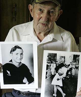 Через 62 года после того, как фотограф Альфред Эйзенштадт запечатлел целующихся матроса и медсестру на нью-йоркской Таймс-сквер в день капитуляции Японии, личность молодого моряка установлена. Им оказался 80-летний ветеран ВМС США Гленн Макдаффи. Личность медсестры с фотографии была установлена в 70-е годы, ей оказалась Эдит Шэйн.