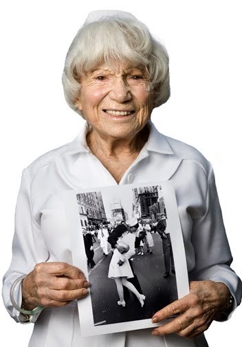 Через 62 года после того, как фотограф Альфред Эйзенштадт запечатлел целующихся матроса и медсестру на нью-йоркской Таймс-сквер в день капитуляции Японии, личность молодого моряка установлена. Им оказался 80-летний ветеран ВМС США Гленн Макдаффи. Личность медсестры с фотографии была установлена в 70-е годы, ей оказалась Эдит Шэйн.