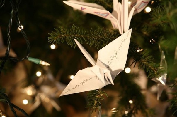 Древо надежды: рождественская елка с 7 тысячами бумажных журавликов