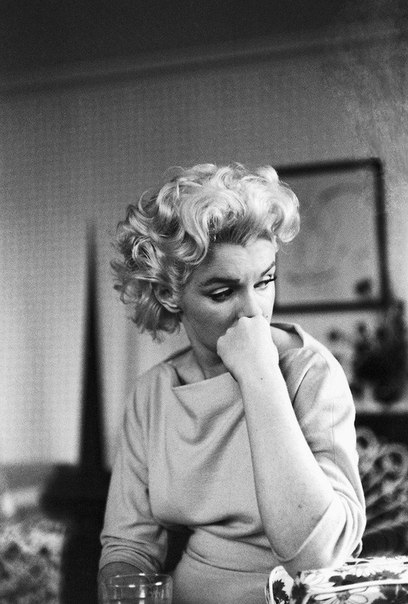 В начале 1955 года 29-летняя Мэрилин Монро покинула Голливуд по совету своего наставника Ли Страсберга и отправилась в Нью-Йорк, чтобы освободиться от контракта с «Twentieth Century Fox» и имиджа «глупой блондинки».