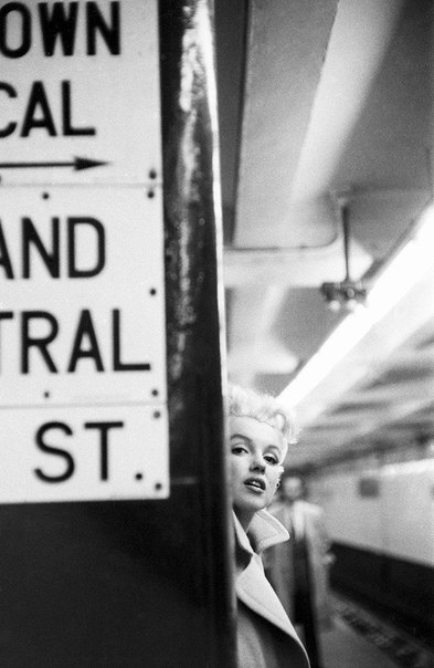 В начале 1955 года 29-летняя Мэрилин Монро покинула Голливуд по совету своего наставника Ли Страсберга и отправилась в Нью-Йорк, чтобы освободиться от контракта с «Twentieth Century Fox» и имиджа «глупой блондинки».