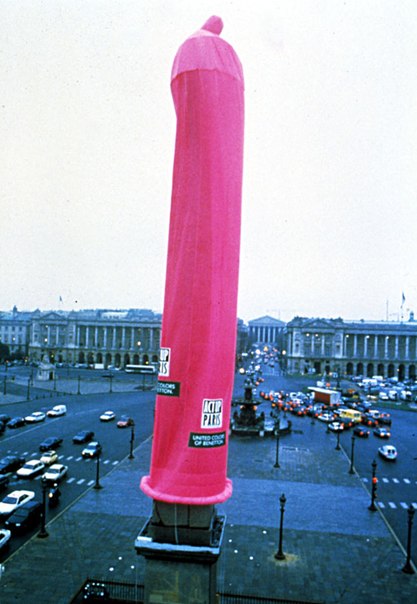 1 декабря 1993 года в Париже на площади Конкорд состоялась яркая акция борьбы со СПИДом. На центральный монумент площади натянули гигантский презерватив с логотипом Benetton.