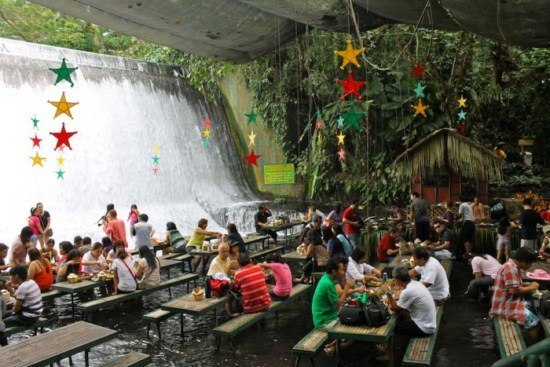 На Филиппинах недалеко от города Сан Пабло создали курорт Villa Escudero Resort, ресторан которого находится у самого подножья водопада.