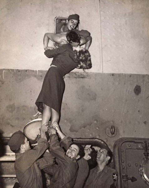 Прощание американских военных со своими возлюбленными в период Второй мировой войны.