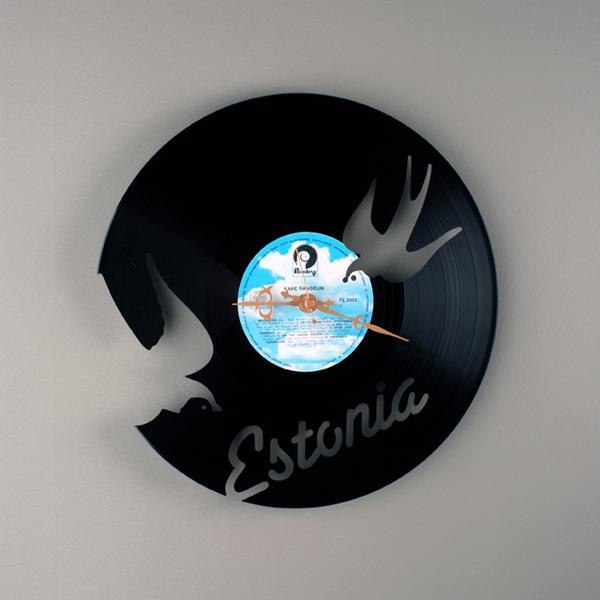 Эстонский дизайнер Павел Сидоренко создал серию настенных часов "Re Vinyl", выполненных из старых виниловых пластинок.