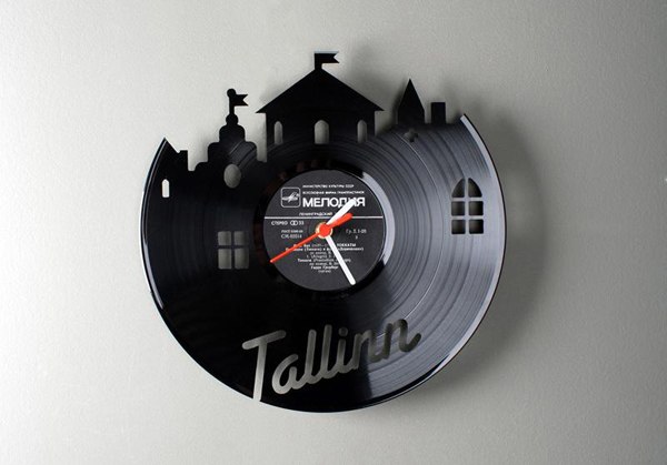 Эстонский дизайнер Павел Сидоренко создал серию настенных часов "Re Vinyl", выполненных из старых виниловых пластинок.