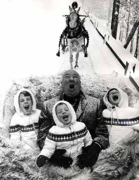 Альфред Хичкок с детьми едут на санях зимой