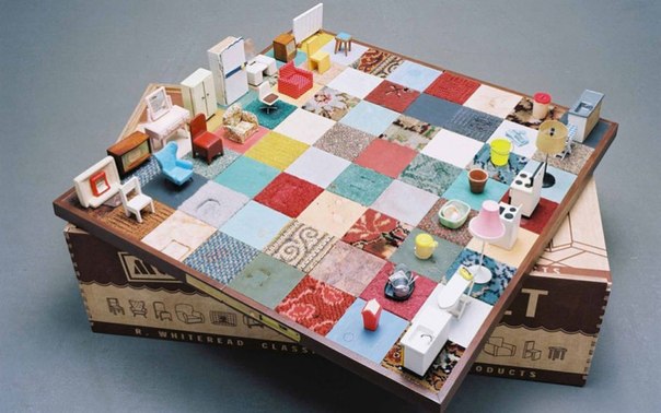 Художественные шахматы от Рейчел Уайтрид. На шахматной доске стоят  идентичные копии ее оригинальных миниатюрных стульев и кухонной мебели. С одной стороны доски стоит мебель, а с другой кухонная утварь.