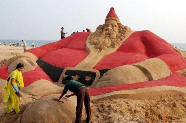 Как встречают Рождество в теплых странах? 500 Санта Клаусов из песка на пляже в Индии