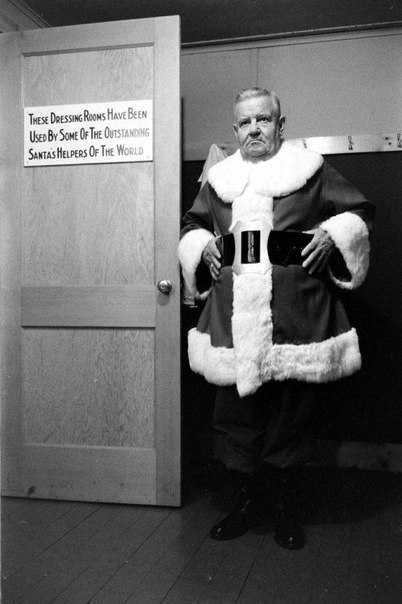 В 1961-м году корреспондент журнала LIFE Альфред Эйзенштадт посетил специальную школу Чарльза Ховарда по подготовке Санта-Клаусов, где всякий желающий мог научиться профессионально приклеивать бороду и усы, держать детишек на коленях,петь, и, конечно же, говорить важным басом «хо-хо-хо».