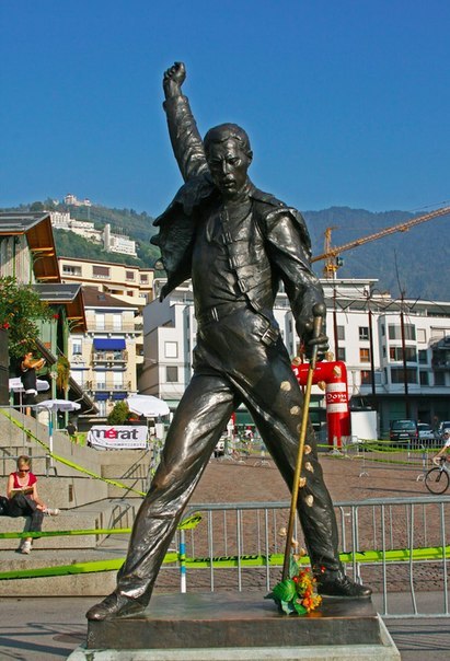 В Швейцарии, в городе Монтрё, на площади Марше стоит памятник солисту группы Queen Фредди Меркьюри, прожившему последние годы своей жизни в Монтрё и именно здесь записавшему свой последний альбом "Made in Heaven"