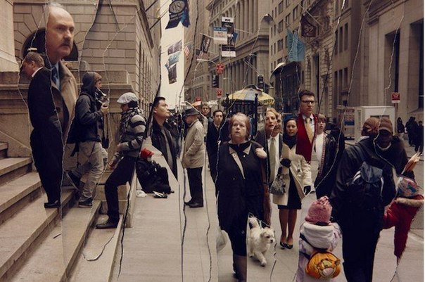 В проекте "Время" Джон Клэнг(John Clang) фотографирует пешеходное движение вдоль городских улиц Нью-Йорка. Он вскрывает противоречия в текучести движения посредством разрывания фотографий на полосы, как сломанное зеркало, и затем собирает их в единую структуру.