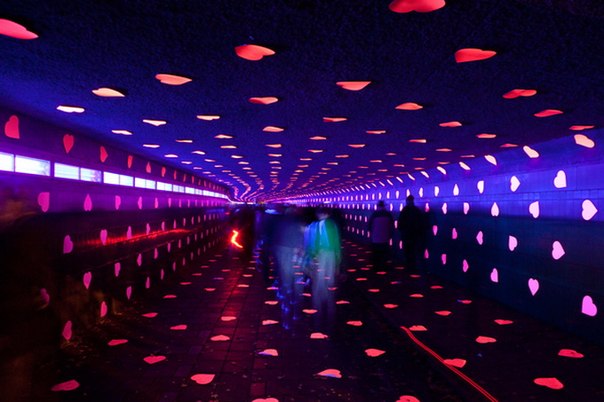 Творческий коллектив студии Vollaerswart, основанной в Роттердаме, создал инсталляцию - Туннель Любви.