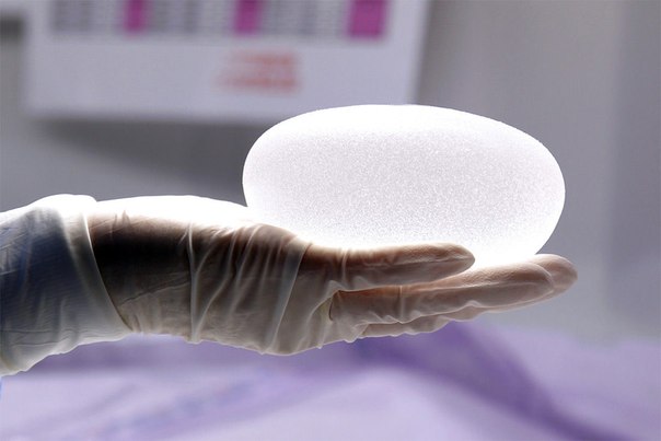 Фотограф Бенуа Тессир посетил французскую компанию лаборатории Sebbin, которая производит грудные имплантаты из силиконового геля. Компания использует метод цифрового моделирования размеров и форм структуры  идеальной груди.”