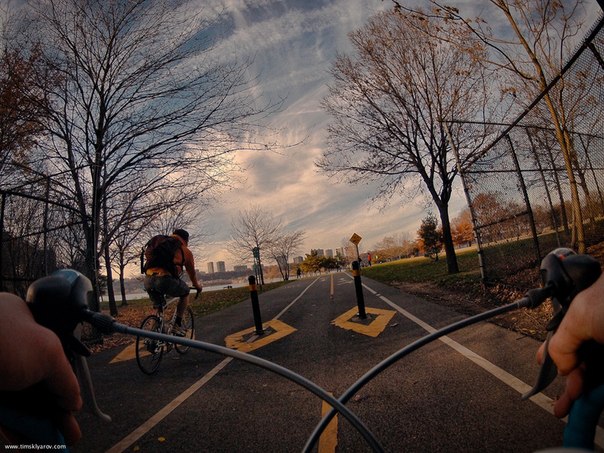 Фотограф Тим Скляров живет и работает в Нью-Йорке. Передвигаясь по Большому Яблоку на велосипеде, он сделал серию снимков с глазами дорожного велосипеда.