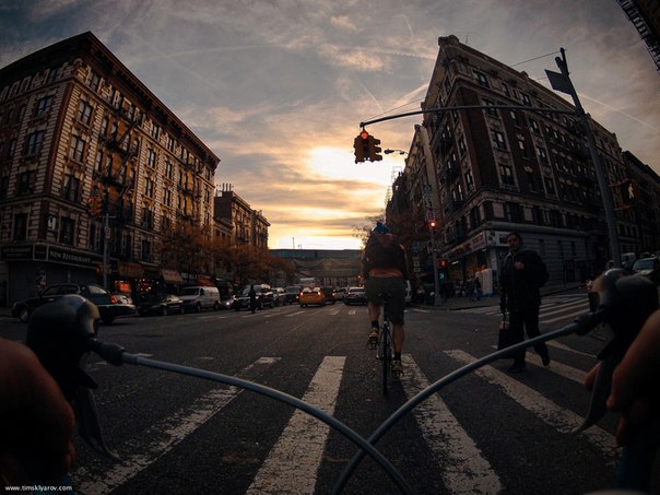 Фотограф Тим Скляров живет и работает в Нью-Йорке. Передвигаясь по Большому Яблоку на велосипеде, он сделал серию снимков с глазами дорожного велосипеда.