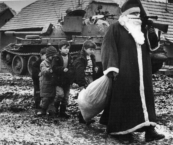 Дед Мороз в городе Вуковар во время войны за независимость Хорватии, Югославия. Ноябрь 1991 года.