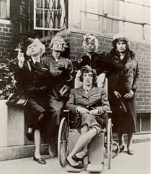 Группа The Rolling Stones в женской одежде. Амстердам. Нидерланды. 5 августа 1966 года.