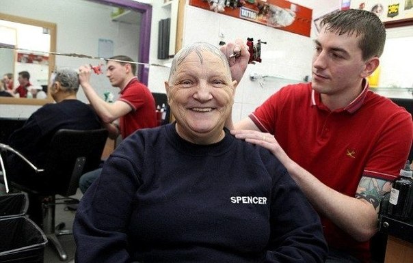 Самая необычная прическа для бабушки. Энн Макдональд, в возрасте 60 лет потеряла волосы из-за проблем со щитовидной железой. Но бабушка не унывает, она предпочла банальному парику татуировку на голове имитирующую волосы.