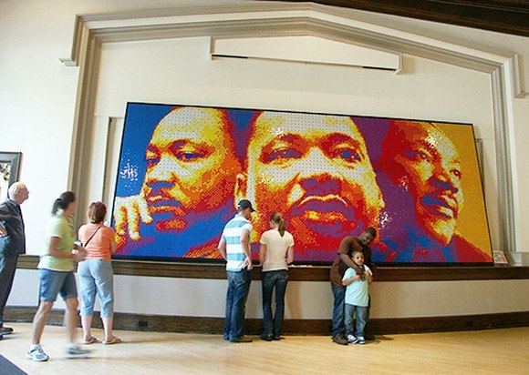 Проект под названием «Dream Big» художник Peter Fecteau осуществлял в течении целого года. В результате получалась картина-мозаика с изображением Мартина Лютера Кинга младшего, для изготовления которой потребовалось 4242 кубика Рубика.
